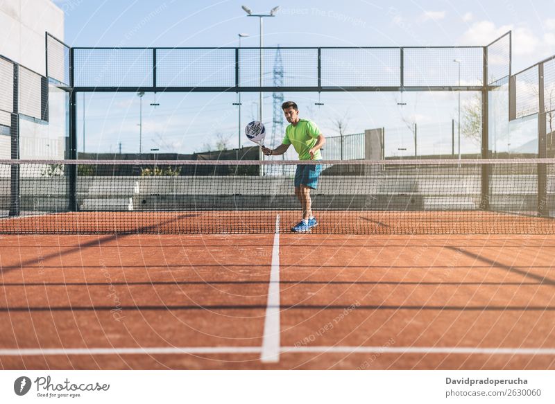 Sportler beim Padelspiel Glas Gerichtsgebäude Freude Freizeit & Hobby Außenaufnahme zusammenpassen Paddel Turnier Wegsehen Padel-Tennis Spielen Fürsorge
