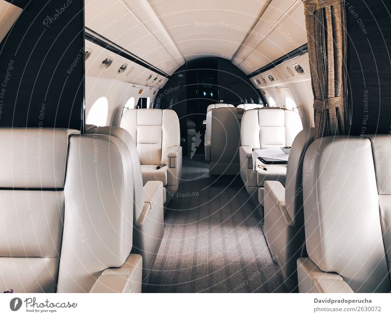 Innenraum eines privaten Luxusjets Fluggerät Luftverkehr Flugzeug Flughafen Business Business Class Nahaufnahme bequem Textfreiraum ausleeren Exklusivität teuer