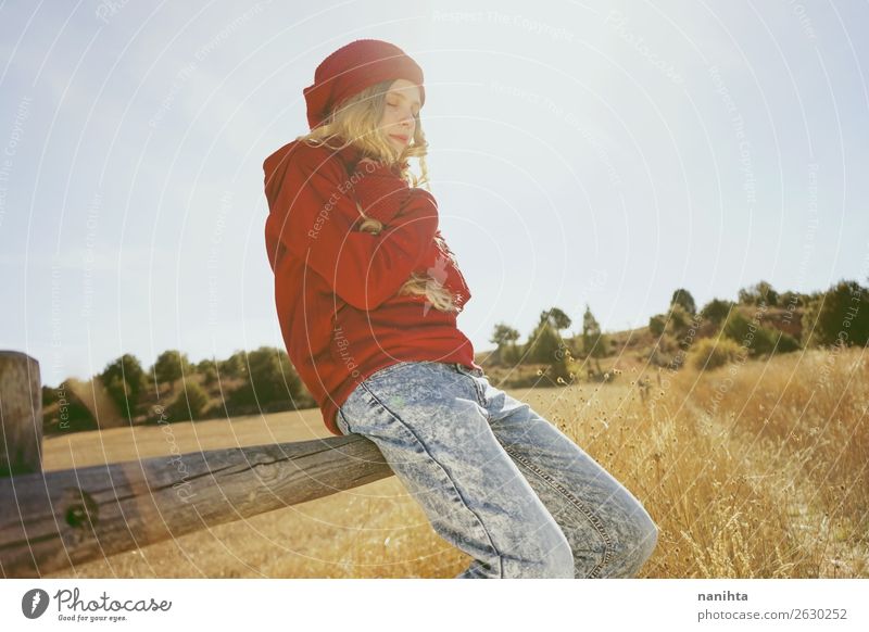 Junge Frau allein an einem sonnigen Tag auf einem Feld. Lifestyle Stil Freude Gesundheit Wellness harmonisch Wohlgefühl Sinnesorgane Erholung