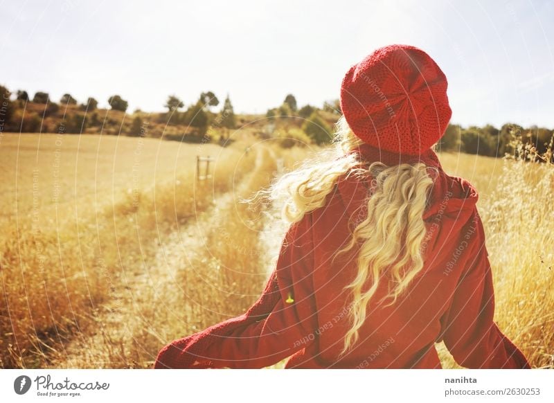 Rückansicht einer jungen blonden Frau in der Natur Lifestyle Stil Freude Haare & Frisuren Gesundheit Wellness Sinnesorgane Erholung Abenteuer Freiheit Sonne