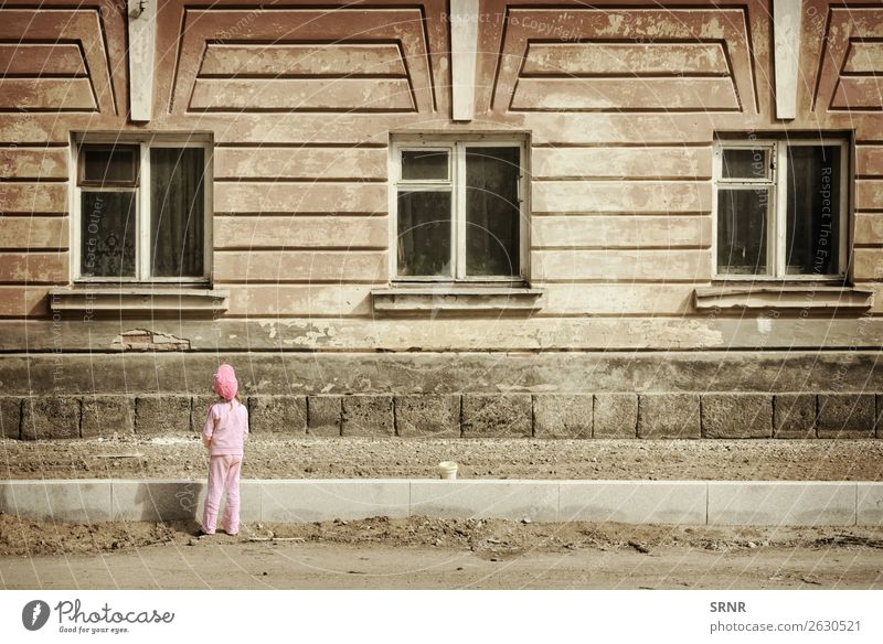 Kind und Haus Kindheit Gebäude Fassade Straße alt Vorderseite Grunge schäbig Fenster Außenaufnahme