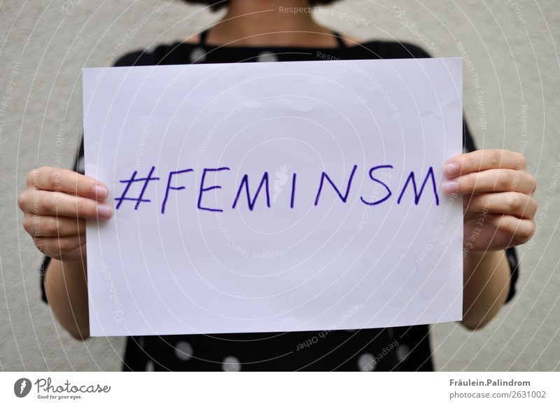 Feminismus feminin Junge Frau Jugendliche Erwachsene Zeichen selbstbewußt Kraft Macht Zufriedenheit Sex Sexualität Emanzipation gleich Internet Schutzschild