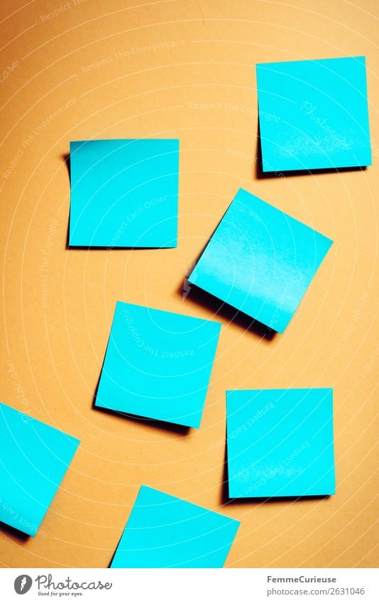 Notes on a neutral orange background Schreibwaren Papier Zettel Kommunizieren leer selbstklebend blau inhaltslos Farbfoto Studioaufnahme Nahaufnahme
