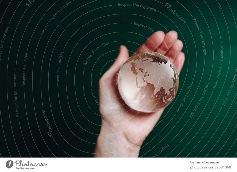 Hand with transparent globe in front of green background Natur Horizont Globus Erde durchsichtig festhalten grün dunkelgrün Asien Europa Afrika Saudi-Arabien