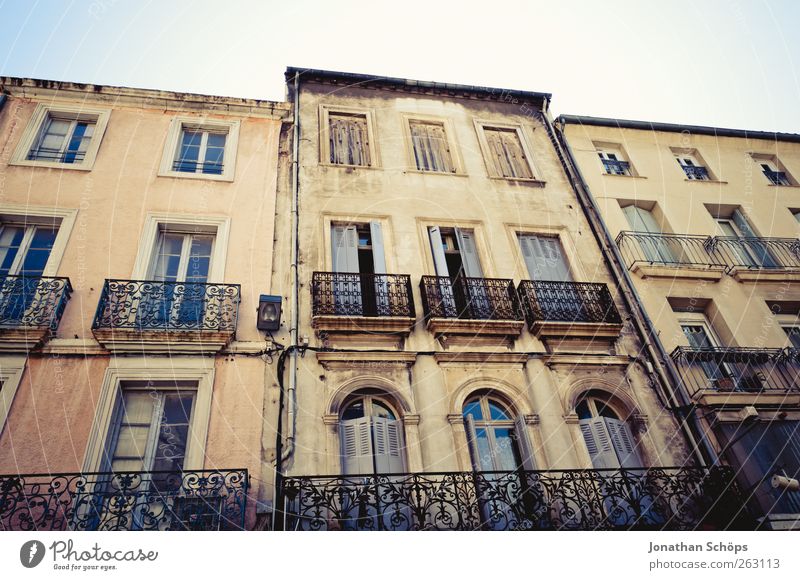 Narbonne XV Städtereise Sommer Frankreich Südfrankreich Haus Bauwerk Gebäude Architektur Fassade Balkon Fenster alt ästhetisch verfallen Menschenleer