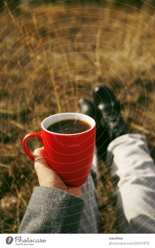 Jemand, der eine Tasse Kaffee in der Natur hält. Frühstück Getränk Heißgetränk Tee Becher Lifestyle Stil Gesundheit Wellness Erholung Ferien & Urlaub & Reisen