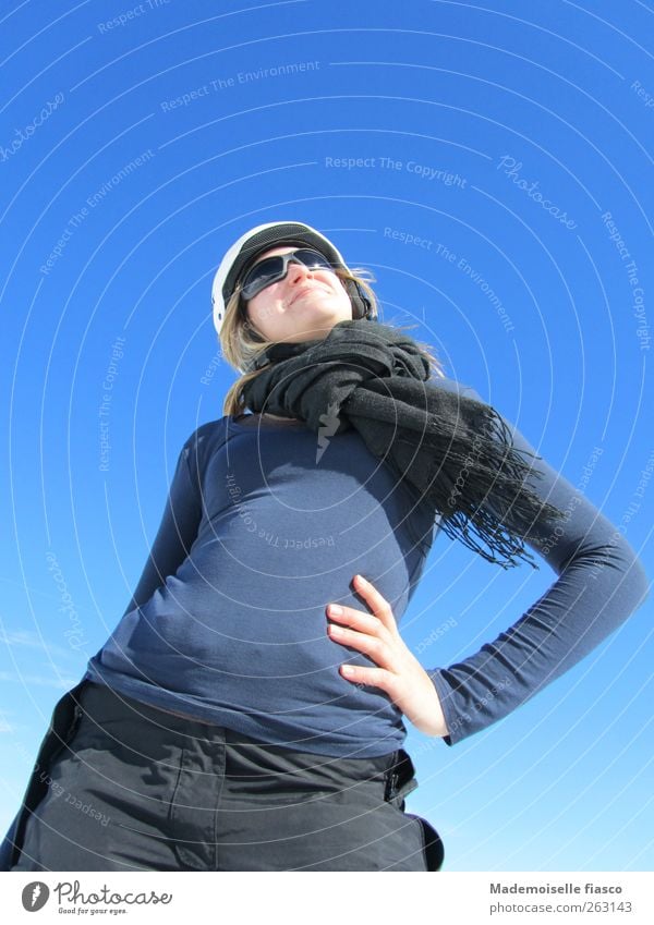 Wintersonnewohlgefühl sportlich Winterurlaub Junge Frau Jugendliche 1 Mensch 18-30 Jahre Erwachsene Wolkenloser Himmel T-Shirt Sonnenbrille Schal Helm Lächeln