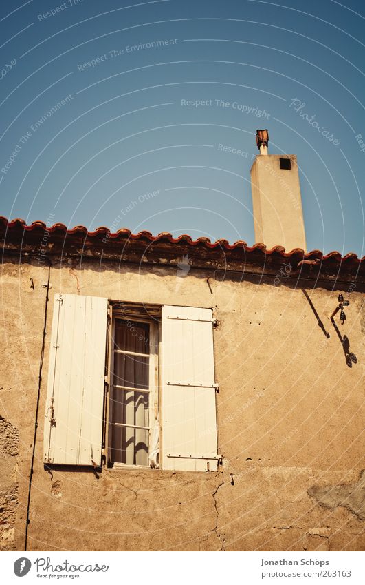 Narbonne XVIII Frankreich Südfrankreich Dorf Kleinstadt Stadt Stadtrand Bauwerk Gebäude Architektur Fassade Fenster Dach Schornstein alt Armut ästhetisch