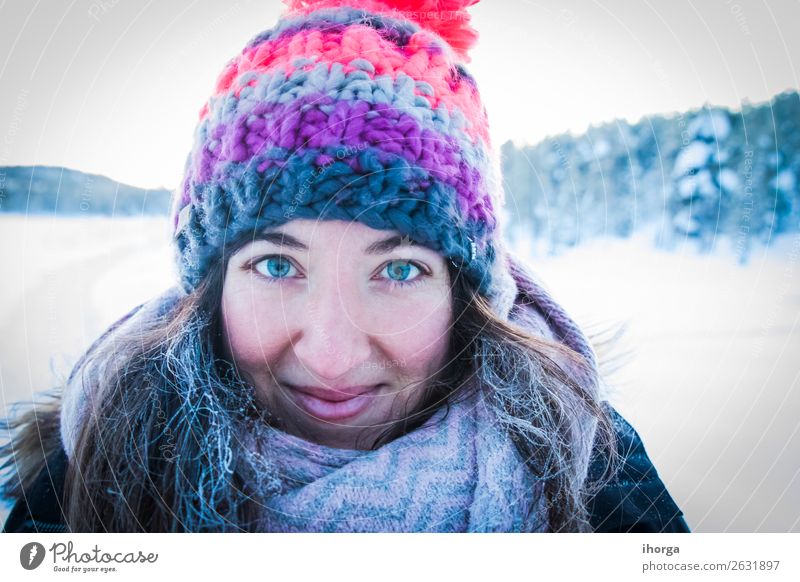 Blaue Augen Mädchenportrait im Freien mit Schnee Lifestyle schön Gesicht Schminke Winter Frau Erwachsene Freundschaft 1 Mensch 30-45 Jahre Umwelt Natur Hut