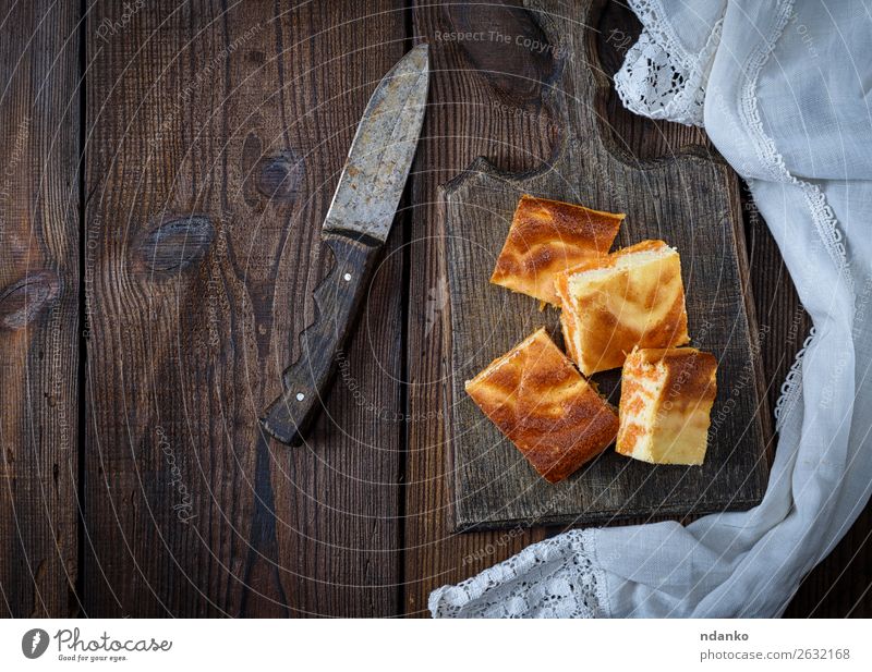 quadratische Stücke Käsekuchen mit Kürbis Dessert Ernährung Essen Frühstück Messer Tisch Herbst frisch lecker braun Tradition Hintergrund backen Kuchen Sahne