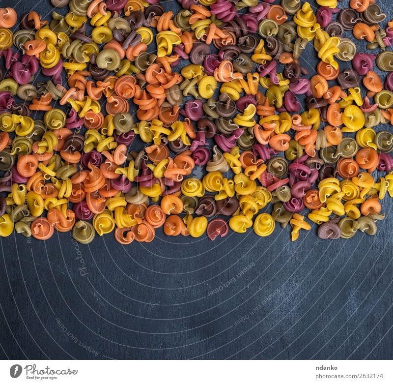 unpräparierte Pasta mehrfarbige Spiralfusilli Teigwaren Backwaren Ernährung Diät braun gelb rot schwarz Farbe Tradition trocknen orange farbenfroh beige