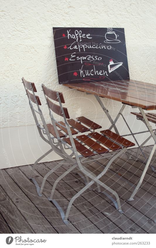 Speisetafel Stuhl Tisch Holz Gastronomie Café Klappstuhl Klapptisch Schilder & Markierungen Schriftzeichen Beschriftung Kaffee Kuchen Espresso Cappuccino Mauer