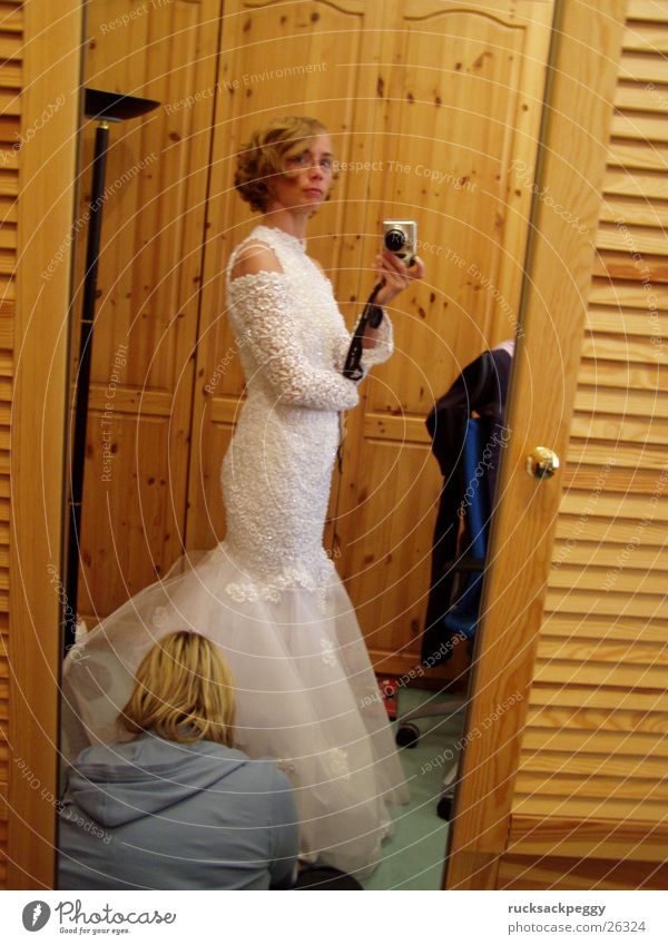 letzter Schliff Hochzeit Vorbereitung Spiegel Spiegelbild Brautkleid Kleid Nähen Wandel & Veränderung Model Frau Selbstbildnis großer Tag