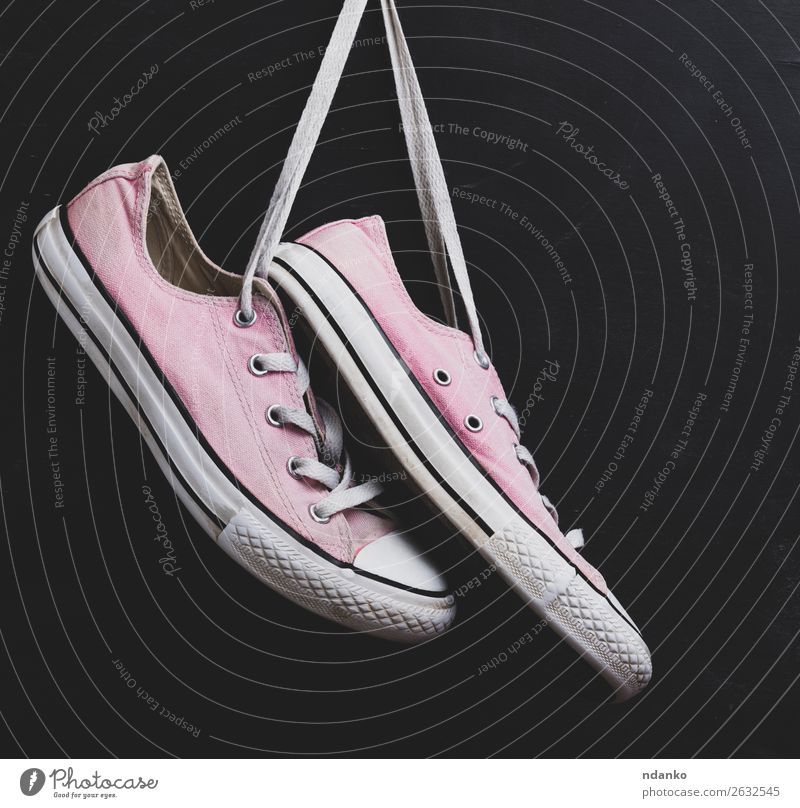 Paar textile rosa Turnschuhe Lifestyle Stil Design Sport Joggen Mode Bekleidung Schuhe Holz Rost alt Fitness hängen dreckig trendy modern retro schwarz weiß