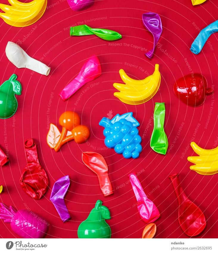 abstrakter Hintergrund mit Plastikspielzeug für Kinder Frucht Apfel Freude Freizeit & Hobby Spielen Spielzeug Luftballon Kunststoff genießen klein niedlich blau