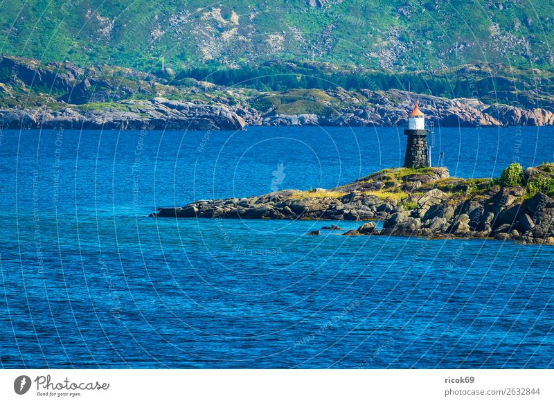 Küste mit Leuchtturm auf den Lofoten in Norwegen Erholung Ferien & Urlaub & Reisen Tourismus Meer Berge u. Gebirge Natur Landschaft Wasser Gras Felsen blau grün