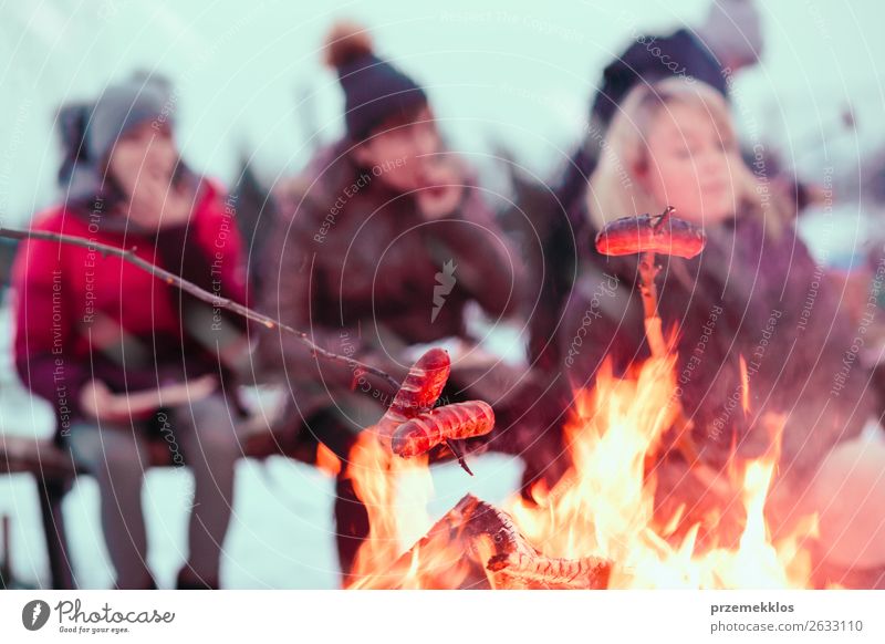 Familienbratwürste am Lagerfeuer gesammelt Lebensmittel Wurstwaren Lifestyle Freude Freizeit & Hobby Winter Schnee Mensch Frau Erwachsene