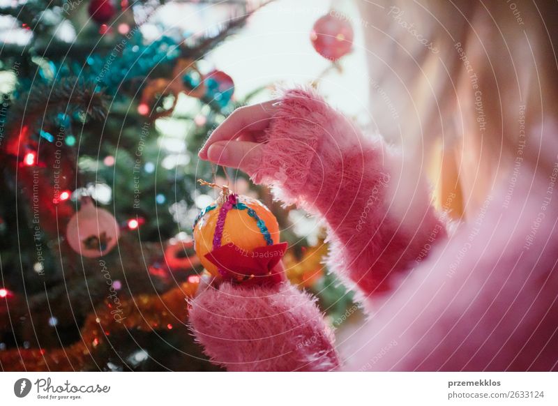 Junges Mädchen schmückt Weihnachtsbaum zu Hause Lifestyle Freude Dekoration & Verzierung Weihnachten & Advent Mensch Junge Frau Jugendliche Hand 1 13-18 Jahre