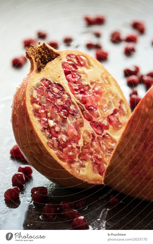 granatapfel aufgeschnitten Lebensmittel Frucht Bioprodukte Vegetarische Ernährung Diät Gesunde Ernährung genießen frisch Gesundheit rund rot Glaube