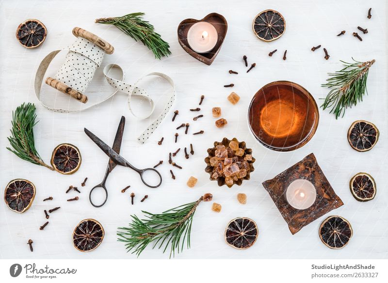 Weihnachtsdekoration mit Kerzen, Teetassen und Vintage-Artikeln Kräuter & Gewürze Stil Winter Dekoration & Verzierung Weihnachten & Advent Schere Natur Wärme