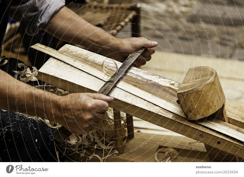 Holzschnitzel auf traditionelle Weise entfernen Design Freizeit & Hobby Arbeit & Erwerbstätigkeit Industrie Handwerk Werkzeug Hammer Mensch Mann Erwachsene