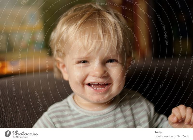 Adorabla Baby mit einem Jahr zu Hause Freude Glück schön Leben Spielen Wohnzimmer Kind Kleinkind Junge Familie & Verwandtschaft Kindheit Mund blond Lächeln