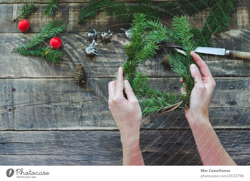 Ausarbeitung eines Kiefernkranzes mit Weihnachtsornament. Freude Schminke Innenarchitektur Dekoration & Verzierung Tisch Feste & Feiern Weihnachten & Advent