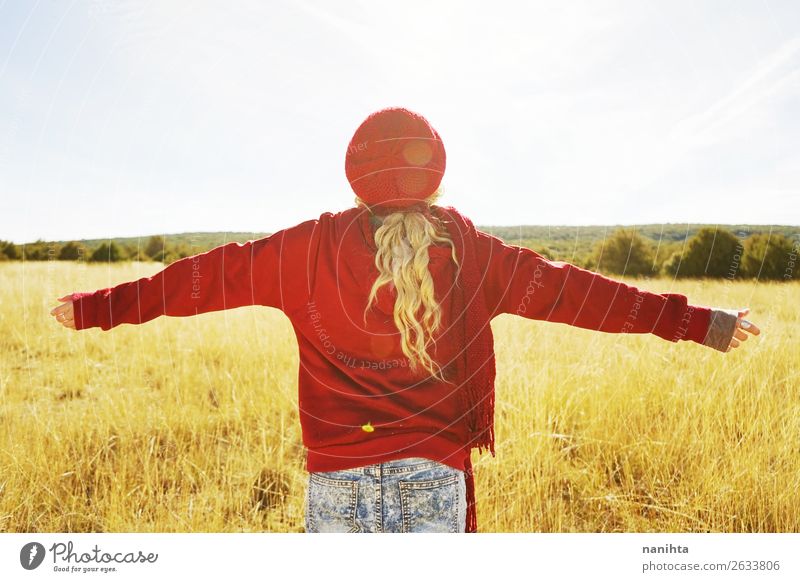 Rückansicht einer jungen Frau in der Natur an einem sonnigen Herbsttag Lifestyle schön Wellness Freizeit & Hobby Abenteuer Freiheit Sonne Kind Junge Frau
