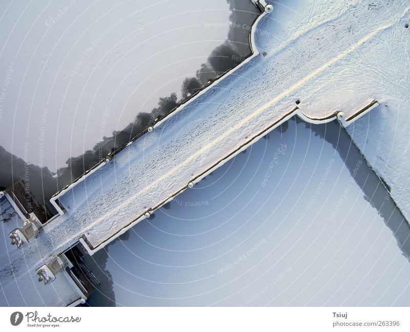 Spuren im Schnee Winter Eis Frost Brücke kalt Luftaufnahme Fußspur Schlossgraben Farbfoto Außenaufnahme Menschenleer Kontrast Vogelperspektive