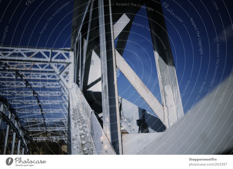 Himmelsbrücke Paris Menschenleer Brücke Bauwerk Architektur Metall Stahl Rost hässlich hell trist blau grau Kultur stagnierend Sommerhimmel Wolken gigantisch