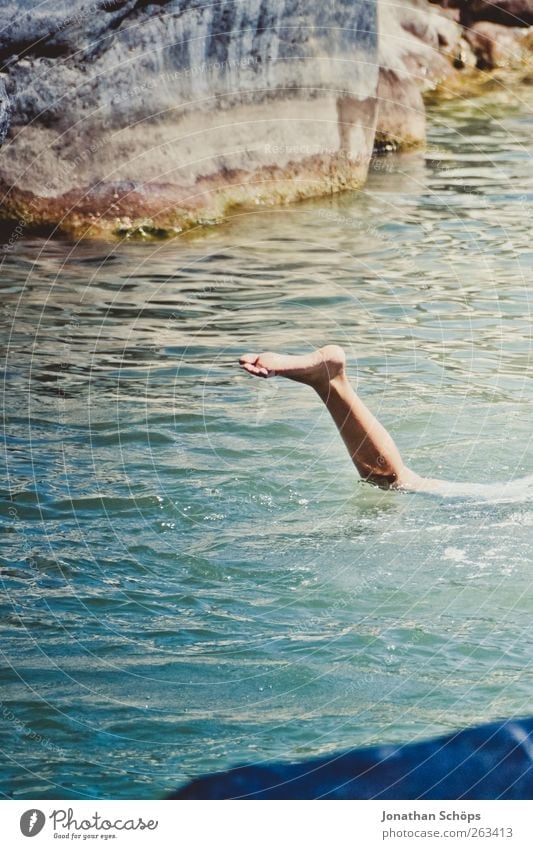 [Einbeinschwimmer] Tautavel VI Freizeit & Hobby Sommer Mensch Beine Fuß 1 verrückt ertrinken untergehen tauchen Felsen Wasser See skurril makaber Farbfoto