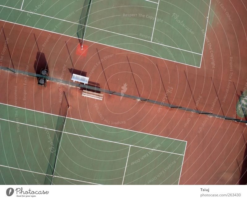 Game, Set und Match Tennis Sport Kap Kite Aerial Photography Luftaufnahme Tennisplatz Zaun Linie leer rot-grün Farbfoto Außenaufnahme Menschenleer Schatten