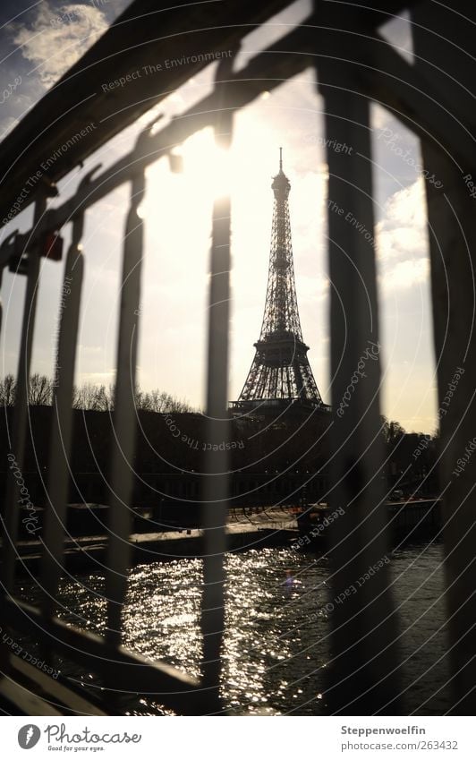 Eiffelturm hinter Gittern Paris Frankreich Europa Stadt Hauptstadt Stadtzentrum Skyline Menschenleer Brücke Sehenswürdigkeit Wahrzeichen Tour d'Eiffel Stahl