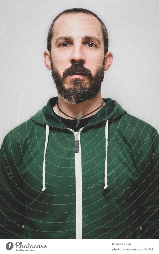 Porträt eines jungen bärtigen Mannes mit grünem Sweatshirt. Lifestyle kaufen Stil schön Gesicht Sport maskulin Junger Mann Jugendliche Erwachsene 1 Mensch