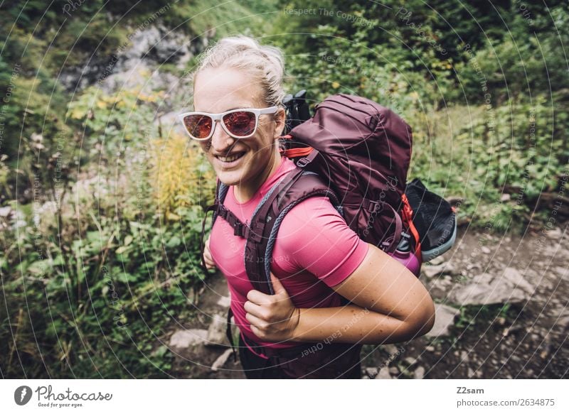 Junge Frau beim Wandern Abenteuer Expedition wandern feminin Jugendliche 18-30 Jahre Erwachsene Natur Landschaft Schönes Wetter Berge u. Gebirge T-Shirt