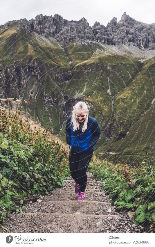 Aufstieg zur Kemptner Hütte wandern Junge Frau Jugendliche 18-30 Jahre Erwachsene Natur Landschaft Alpen Berge u. Gebirge Gipfel Jacke Turnschuh blond
