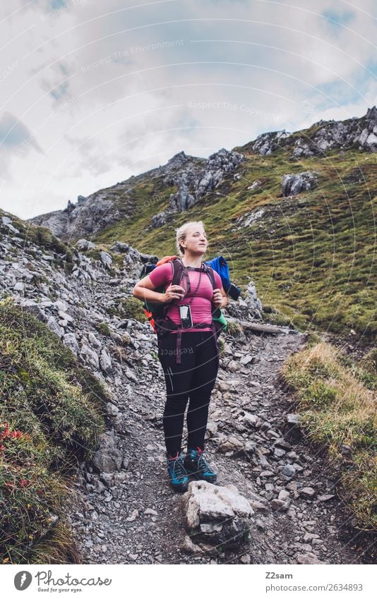 Junge Frau beim Aufstieg auf Gipfel Freizeit & Hobby Abenteuer wandern Sport Jugendliche 18-30 Jahre Erwachsene Natur Landschaft Himmel Herbst Felsen Alpen