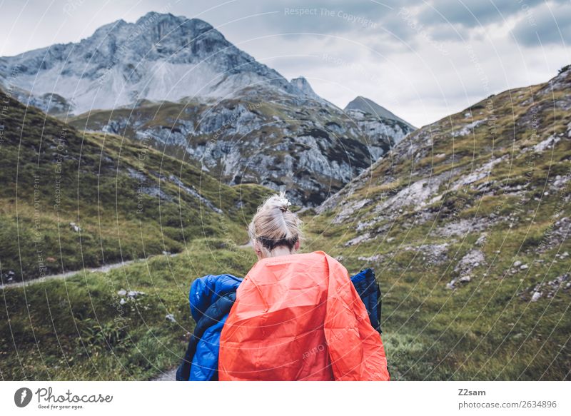 Junge Frau auf Alpenüberquerung Ferien & Urlaub & Reisen Abenteuer wandern Jugendliche 18-30 Jahre Erwachsene Natur Landschaft Herbst Berge u. Gebirge Gipfel
