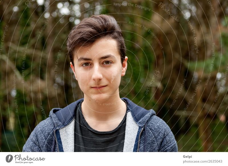 Attraktiver Teenager-Typ in einem Park Lifestyle Stil Glück schön Haare & Frisuren Gesicht Sommer Mensch Junge Mann Erwachsene Jugendliche Natur Pflanze Mode