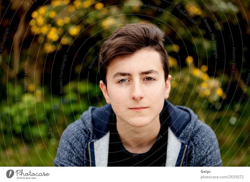 Attraktiver Teenager in einem Park mit Grünpflanzen Lifestyle Stil Glück schön Haare & Frisuren Gesicht Sommer Mensch Junge Mann Erwachsene Jugendliche Natur