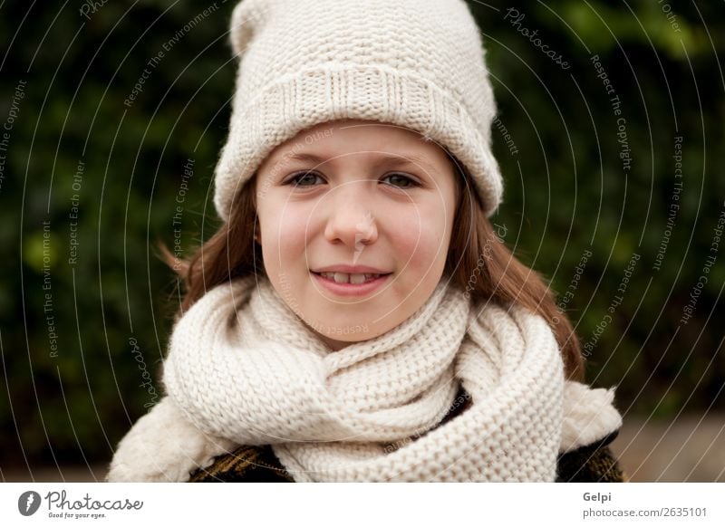 Hübsches Mädchen mit Wollmütze im Park Freude Glück schön Gesicht Winter Garten Kind Mensch Kleinkind Frau Erwachsene Familie & Verwandtschaft Kindheit Natur