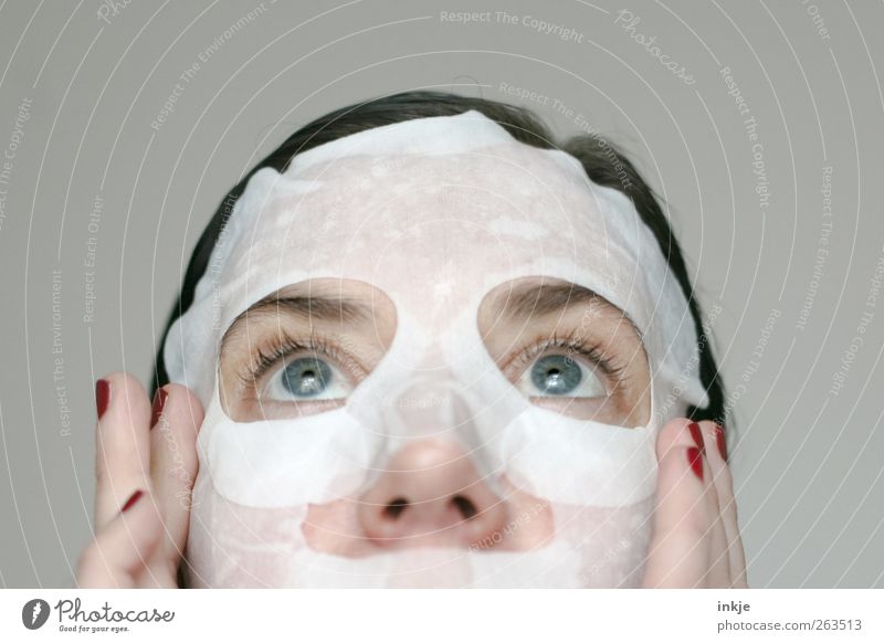 take care of yourself schön Körperpflege Gesicht Kosmetik Nagellack Gesichtsmaske Maske Frau Erwachsene Finger Auge 1 Mensch Erholung festhalten warten frisch