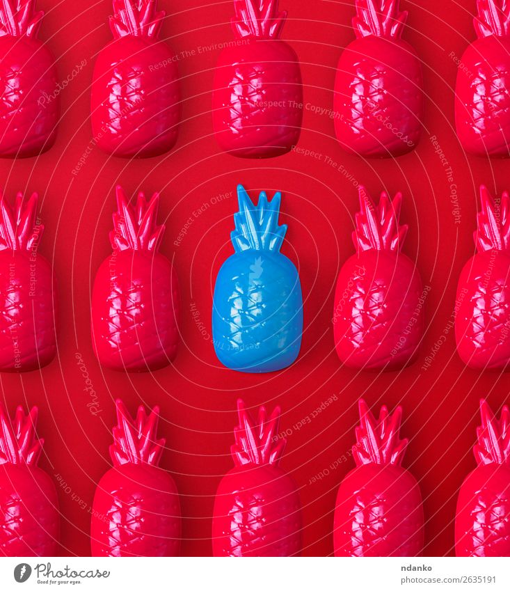viele rote und eine blaue Kunststoffspielzeug-Ananas Frucht Spielen Dekoration & Verzierung Spielzeug außergewöhnlich einfach hell niedlich Einsamkeit Farbe