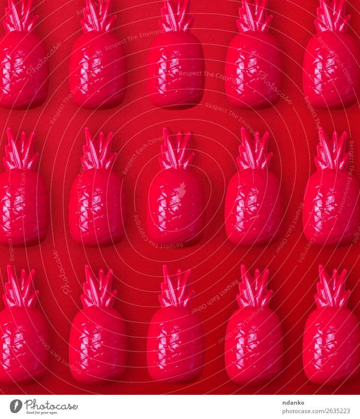 rotes Plastikananasspielzeug für Kinder Frucht Spielen Spielzeug Kunststoff hell Farbe Idee Stil Ananas Hintergrund Dekor Objektfotografie Aussicht Lebensmittel