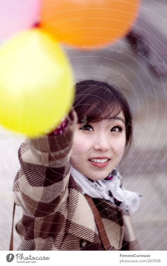 Leipzig City Girl II feminin Junge Frau Jugendliche Erwachsene Kopf Arme 1 Mensch 18-30 Jahre Freude Luftballon Mantel kariert Asiate Chinese China strecken