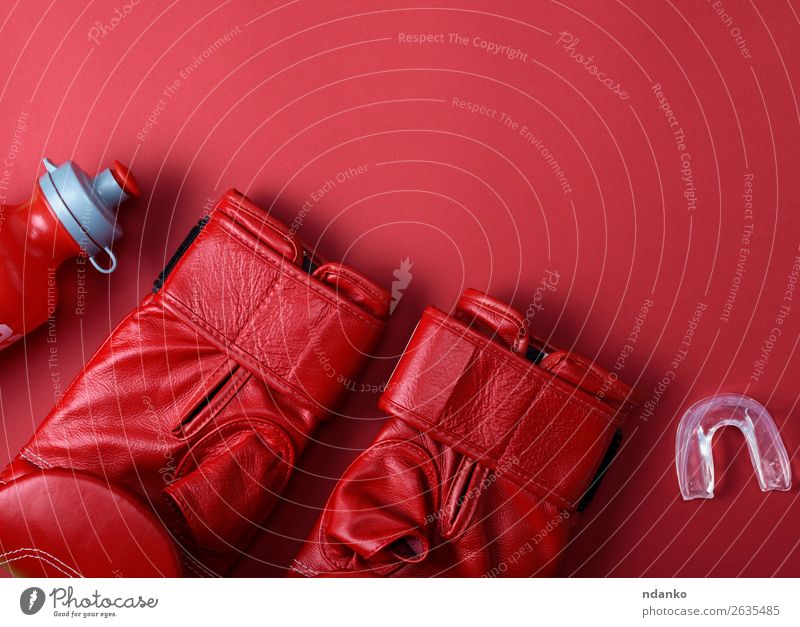 rote Boxhandschuhe aus Leder Flasche Fitness Sport Handschuhe oben Schutz Farbe Konkurrenz Kreativität Aktion Hintergrund Kasten Boxer Boxsport wettbewerbsfähig