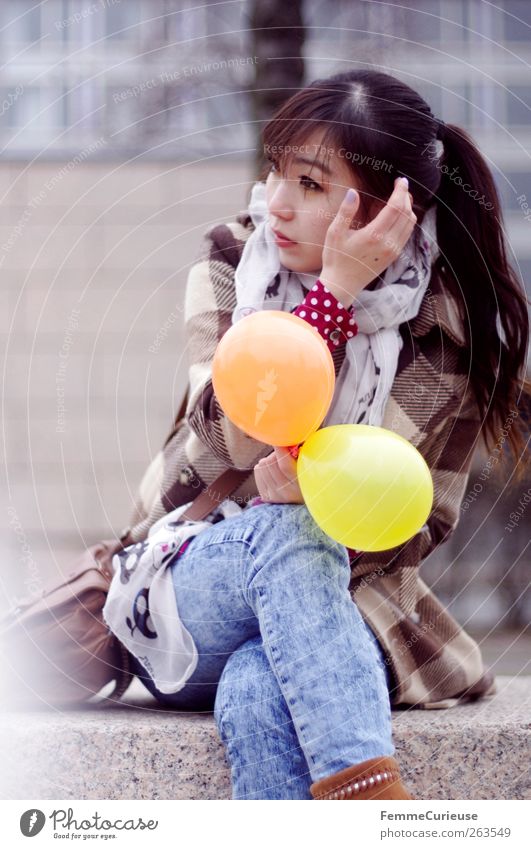 Leipzig City Girl III Junge Frau Jugendliche Erwachsene Kopf Hand 1 Mensch 18-30 Jahre Erholung Freude Kindheit Kultur Mauer Asiate Asien Student Luftballon