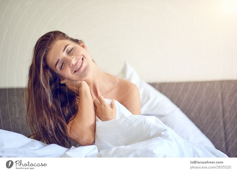 Junge Frau im Bett sitzend und lächelnd Glück schön Erholung Schlafzimmer Erwachsene 1 Mensch 18-30 Jahre Jugendliche brünett Lächeln schlafen Erotik schwanger