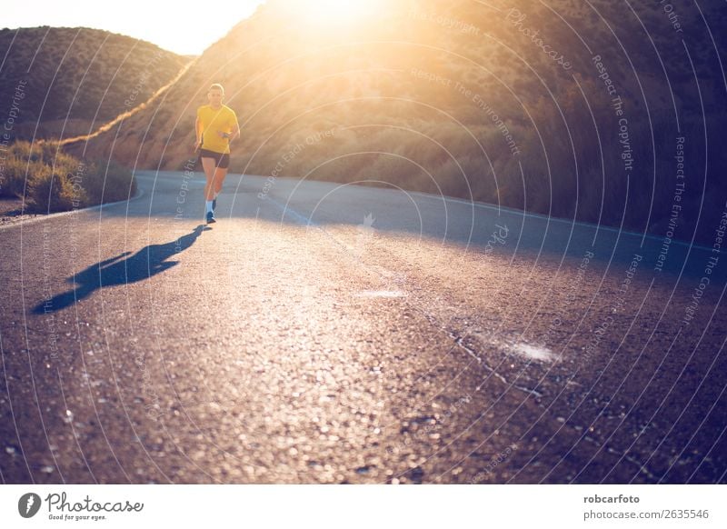 Junger Mann läuft mit grünlich-gelbem Hemd. Lifestyle Sonne Sport Joggen Mensch Erwachsene Park Brücke Bewegung Fitness sportlich Geschwindigkeit weiß rennen