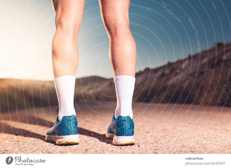 athletische Läuferbeine Lifestyle Sonne Sport Joggen Mensch Mann Erwachsene Park Brücke Bewegung Fitness sportlich Geschwindigkeit weiß rennen jung laufen
